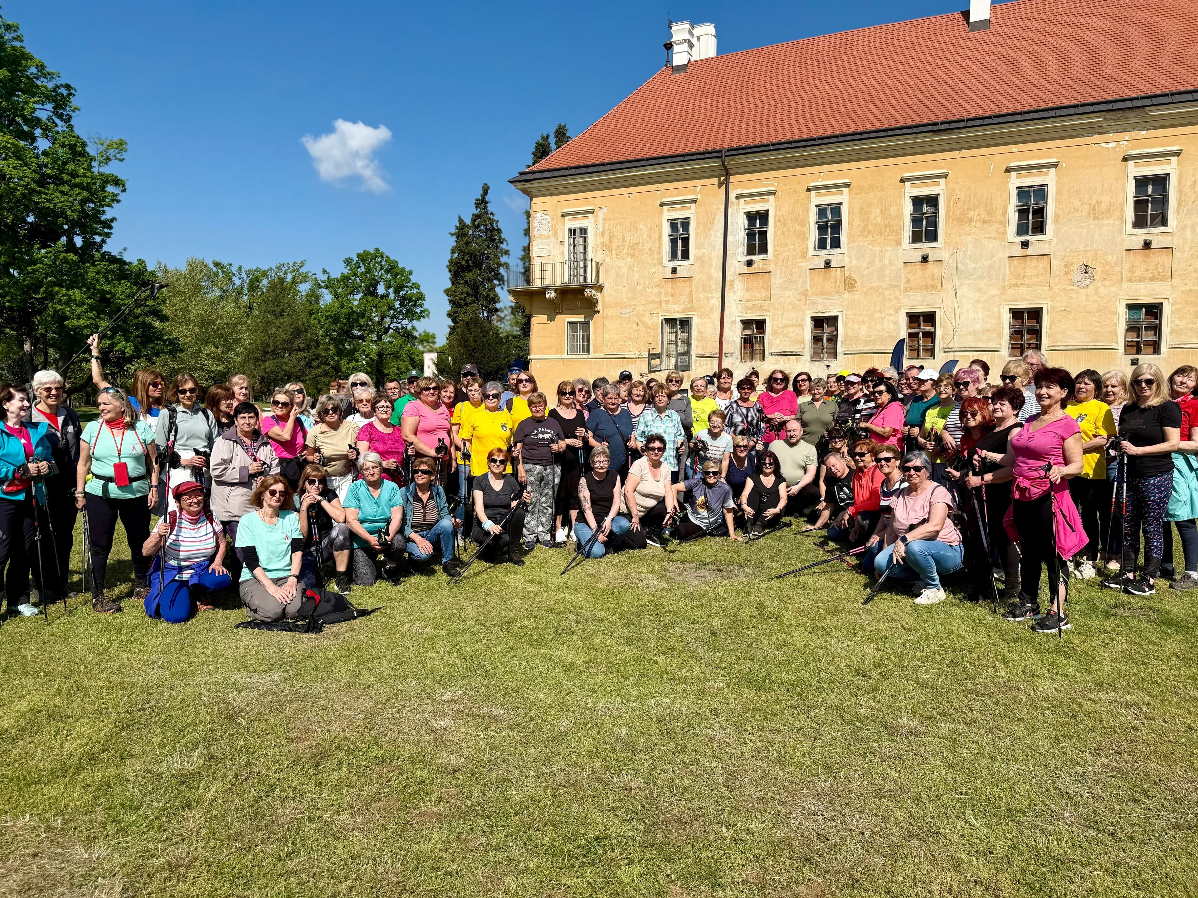 Seniori ukázali, že sila veku je ich najväčšou zbraňou! Nordic walking rozhýbal Líščie údolie v Bratislave aj Zámocký park v Malackách 