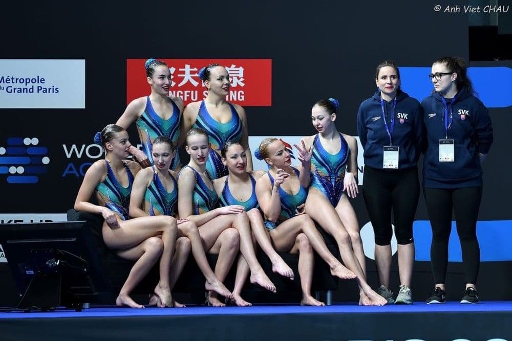 Športovkyne Národného športového centra v synchronizovanom plávaní počas druhého kola Svetového pohára v Paríži
