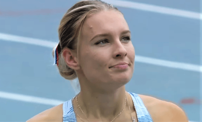 Forster bola vo finále 100 m prekážky na tretej pozícii, keď smolne zachytila ôsmu prekážku